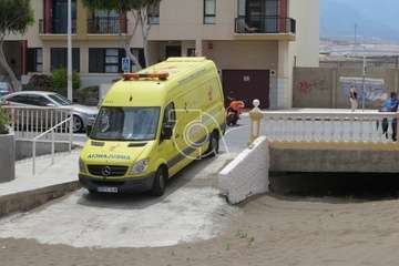 Una mujer se siente indispuesta en la playa de Salinetas y es evacuada en una ambulancia del SUC (Foto TA)